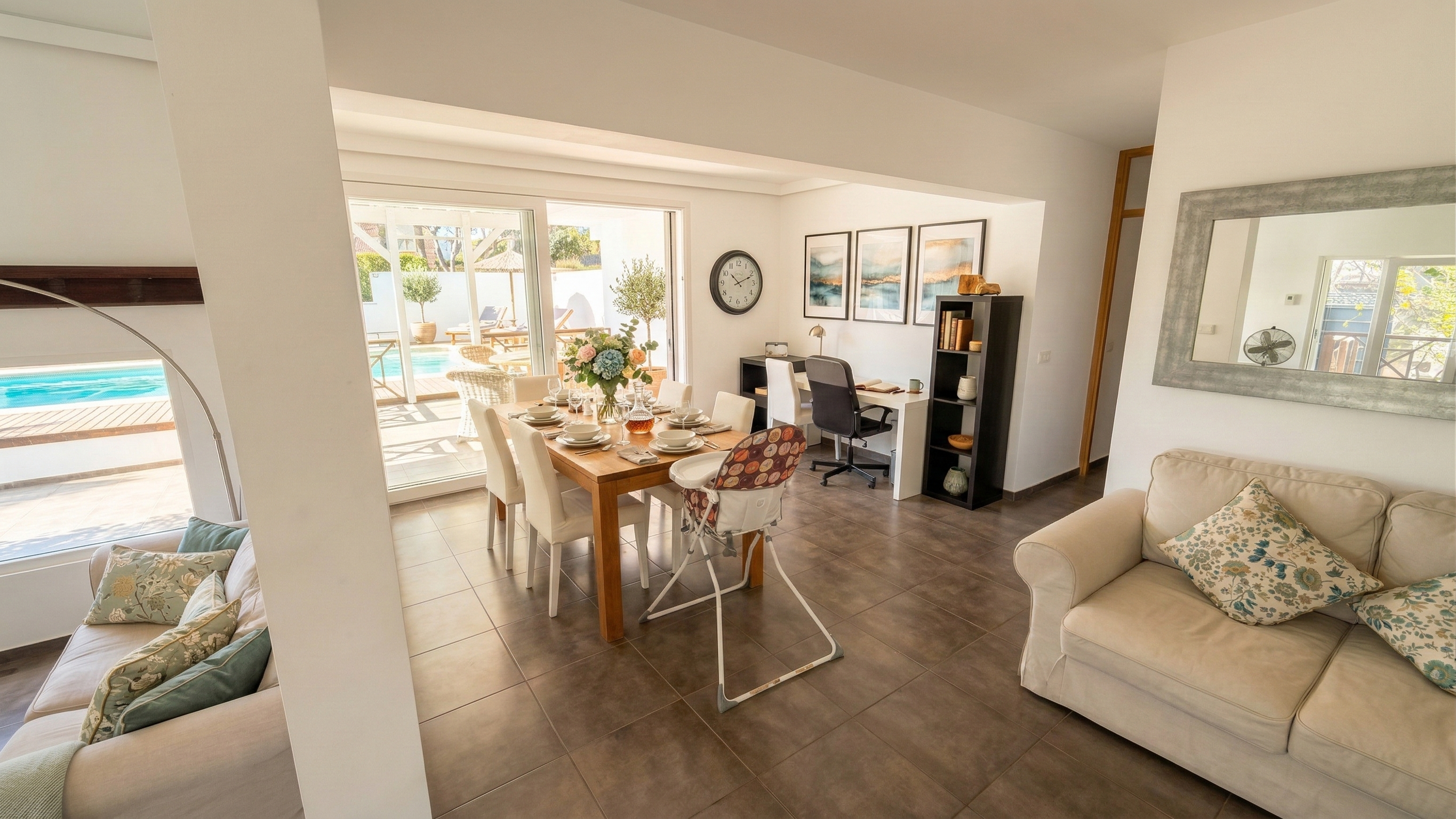 Essbereich und Wohnzimmer