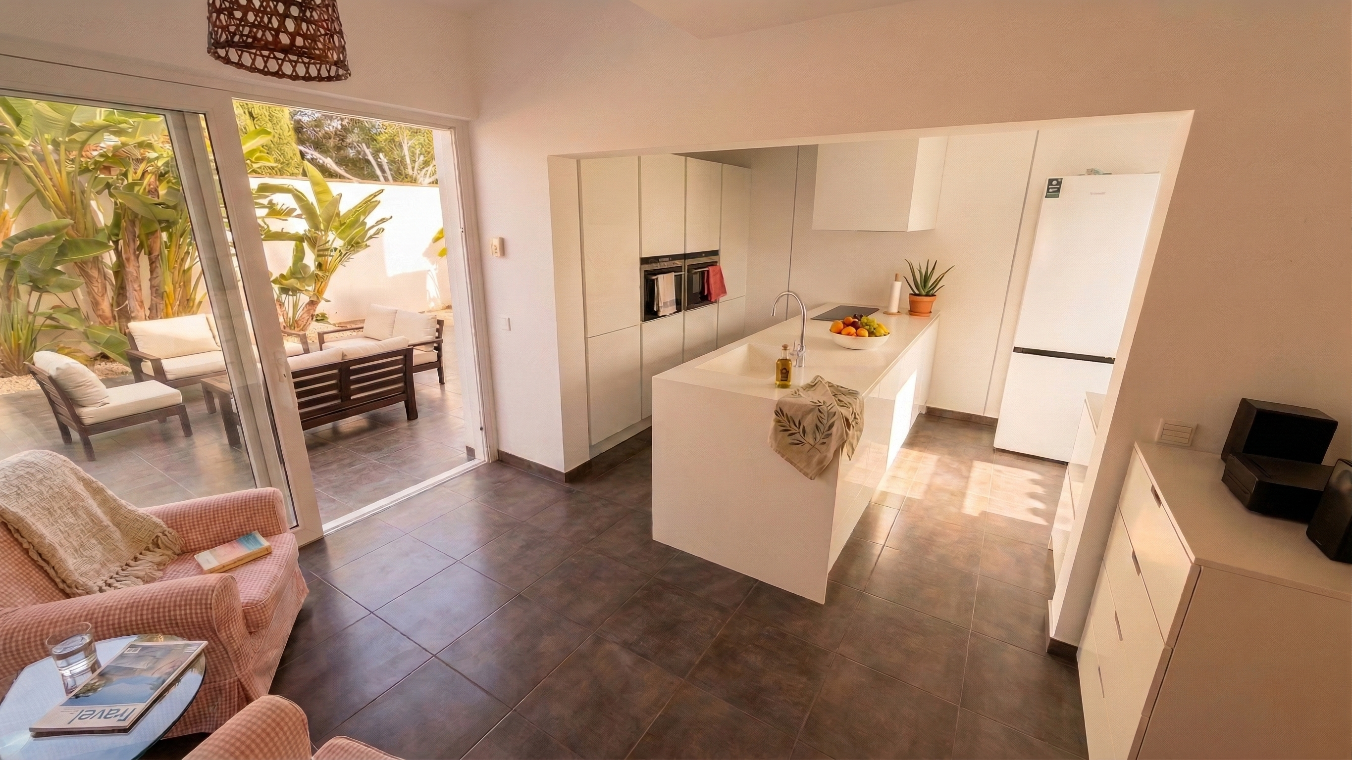 Küche mit Blick zum Wohnbereich