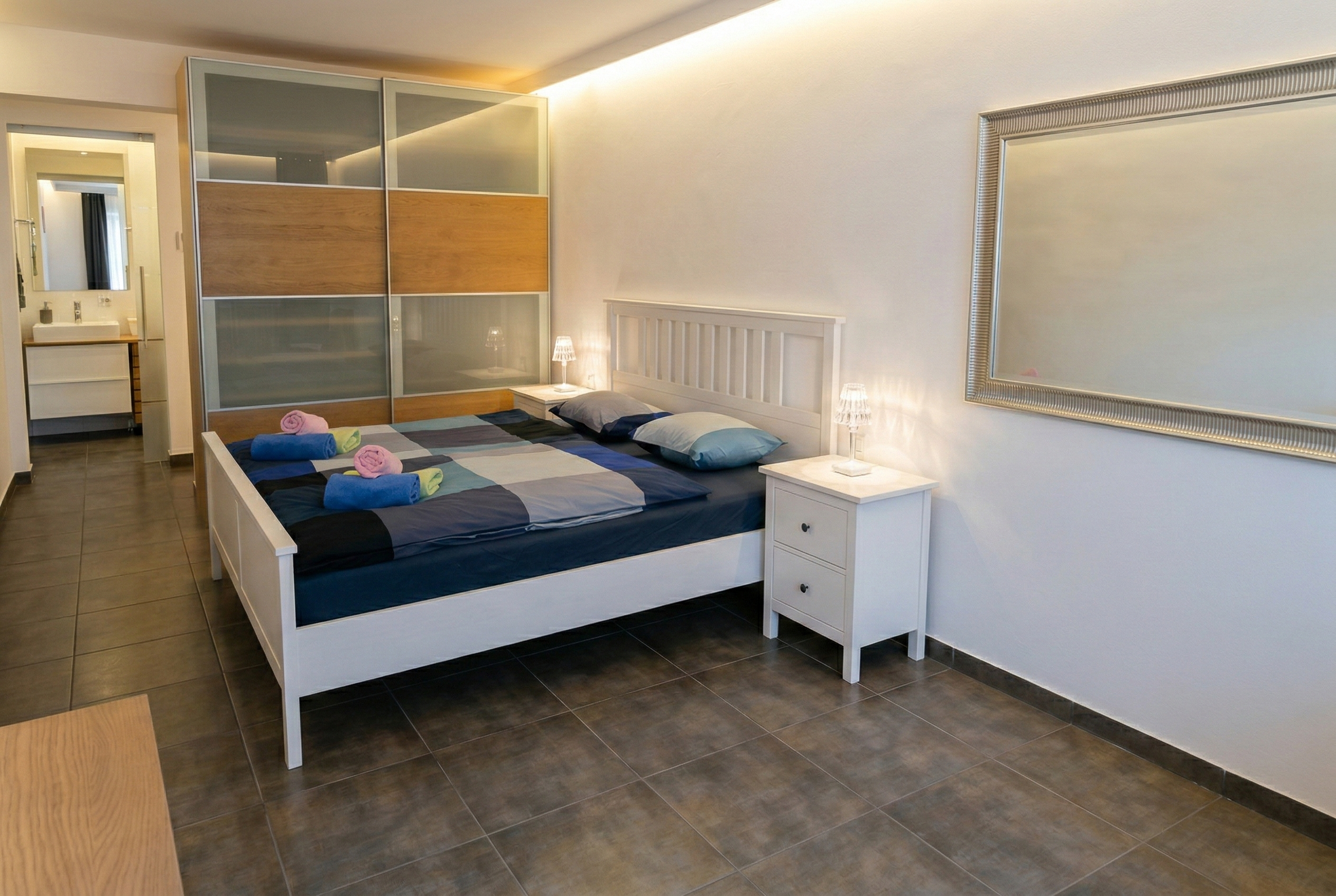 Schlafzimmer mit Doppelbett