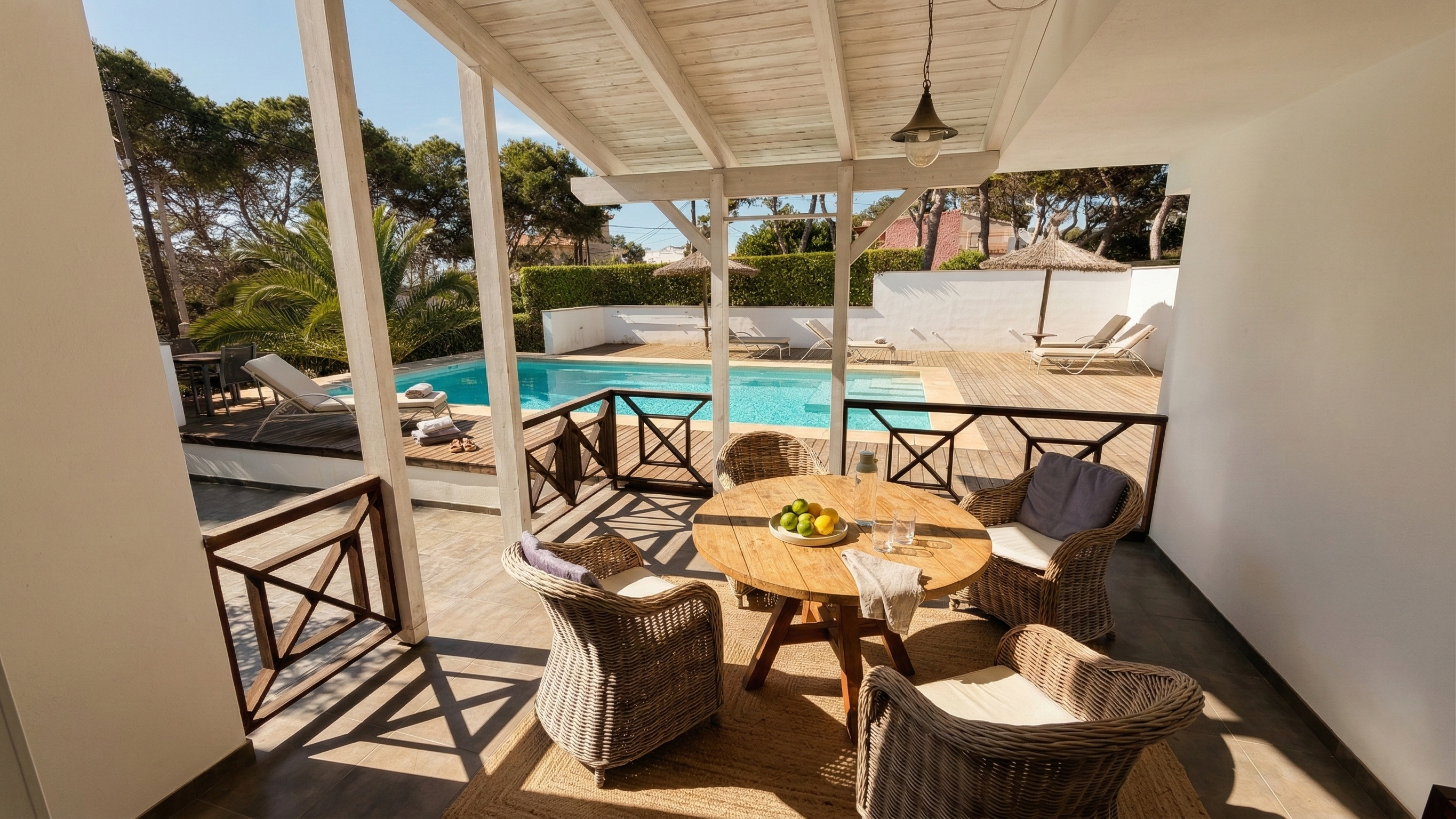 Terrasse mit Essbereich und Poolblick