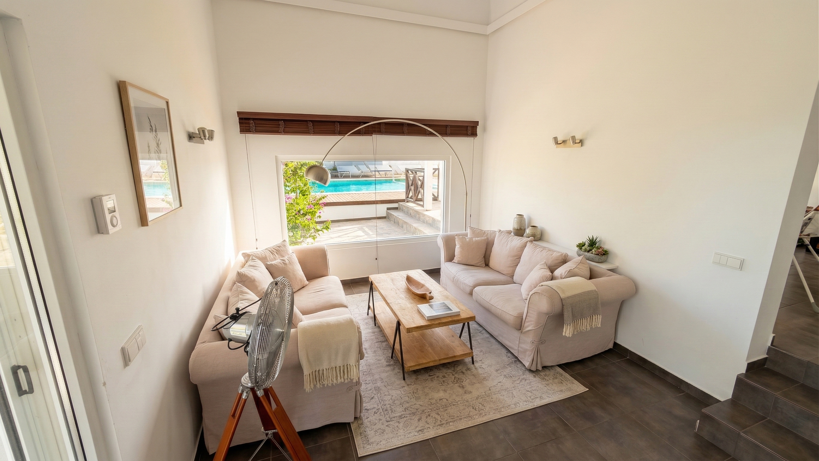 Wohn- und Essbereich mit Poolblick