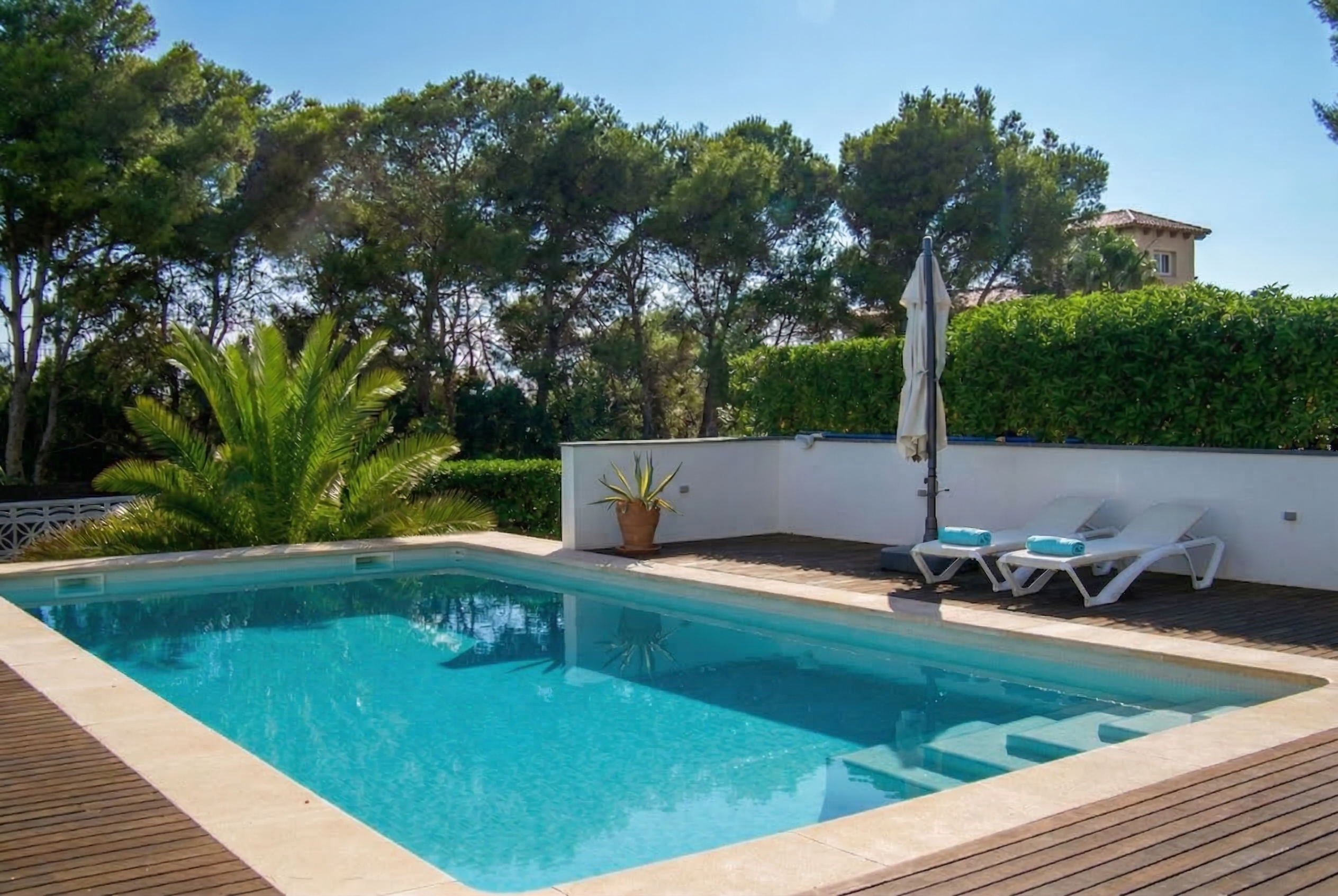 Pool mit Sonnenliegen